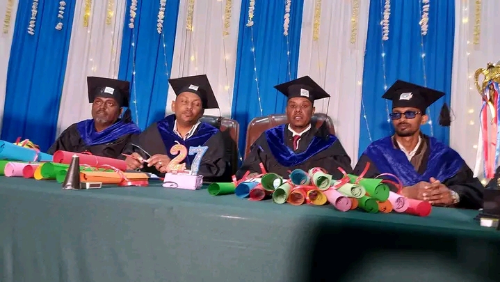 የደብረ ብርሃን ፖሊ ቴክኒክ ኮልጅ በ7 የሙያ ዘርፎች ያሰለጠናቸውን 6 መቶ 33 ተማሪዎች እያስመሰቀ ነው።