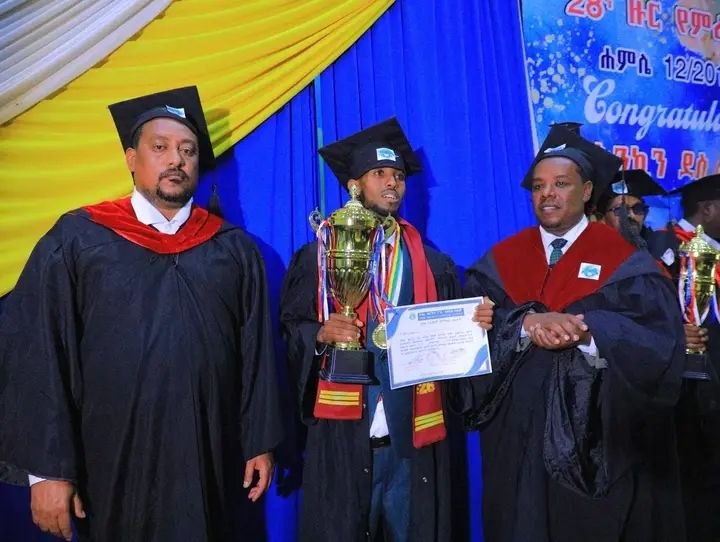 ደብረ ብርሃን ፖሊ ቴክኒክ ኮሌጅ  ከ1 ሺህ 1መቶ በላይ ተማሪዎች አስመረቀ።  ደብረ ብርሃን፤ሀምሌ 12/2018(ደብመኮ):-አንጋፋው የደብረ ብርሃን ፖሊ ቴክኒክ ኮሌጅ በመደበኛው እና በማታው መርሐ ግብር  በ5 የትምህርት መስኮች ከደረጃ 2 እስከ ደረጃ 5 ያሰለጠናቸውን 1ሺህ 196 አሰልጣኞች አስመርቋል።  በመርሐ ግብሩ ላይ የደብረ ብርሃን ከተማ ተቀዳሚ ከንቲባ የተከበሩ በድሉ ውብሸት፣የደብረ ብርሃን ፖሊቴክኒክ ኮሌጅ  ዋና ዲን አቶ ባሻየ በየነን ጨምሮ የደብረ ብርሃን ከተማና የሰሜን ሸዋ ዞን የሥራ ኃላፊዎች፣የተመራቂ ቤተሰቦች እና ተጋባዥ እንግዶች ተገኝተዋል።  የደብረ ብርሃን ፖሊቴክኒክ ኮሌጅ ዲን አቶ ባሻየ በየነ እንደገለጹት፣ኮሌጁ በ2018 በጀት ዓመት በክልሉ ከሚገኙ ፖሊቴክኒክ ኮሌጆች መካከል ከፍተኛ የሰልጣኞች ቁጥር በማሰልጠን፣ በማስመረቅ እንዲሁም አዳዲስ እሳቤዎችን ተግባራዊ በማድረግ ለአምስት ተከታታይ ዓመታት አንደኛ ደረጃን በመያዝ የላቀ አፈጻጸም ማስመዝገቡን አስታውቀዋል።  ኮሌጁ ያገኘውን ተከታታይ አሸናፊነት ለማስቀጠል የበላይ አመራሮች፣ አስተማሪዎች፣ ሠራተኞች እና አጋር አካላት ላበረከቱት አስተዋጽዖ ምስጋና ያቀረቡ ሲሆን፣የኢንዱስትሪ ኤክስቴንሽን፣ የቴክኖሎጂ ሽግግር፣ አጫጭር ስልጠናዎች፣ የኮኦፕሬቲቭ ስልጠና፣ የማሽን ጥገና እና የካይዘን (Kaizen) አሰራርን በስፋት ተግባራዊ ማድረጉን አንስተዋል።  በ2018 ዓ.ም ኮሌጁ በ7 የሙያ መስኮች ከደረጃ 2 እስከ ደረጃ 5 ያሰለጠናቸውን  1 ሺህ 1 መቶ 96 ሰልጣኞች በድምቀት ማስመረቁን  ገልጸው፣ከተመራቂዎቹ መካከል 6 መቶ 70 የሚሆኑት ወንዶች ሲሆኑ፣ 5 መቶ 26ቱ ደግሞ ሴቶች መሆናቸውን አስታውቀዋል።  በተጠናቀቀው የ2018 በጀት ዓመት ኮሌጁ በመደበኛ ስልጠና  5 ሺህ 58 ሰልጣኞችን ለመቀበል አቅዶ 4 ሺህ 370 (86%) ሰልጣኞችን ማሰልጠን መቻሉን፣በአጫጭር ስልጠናዎች ደግሞ  በስራ ፈጠራ (Entrepreneurship) 13 ሺህ 217 ለማሰልጠን አቅዶ 32 ሺህ (235%) እንዲሁም በቴክኒክ ክህሎት 5 ሺህ 400 አቅዶ 17 ሺህ 526 (324%) ዜጎችን በማሰልጠን ወደ ስራ ዓለም  እንዲገቡ መደረጉን አመልክተዋል።