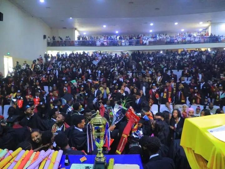 Notice image for  ደብረ ብርሃን ፖሊ ቴክኒክ ኮሌጅ  ከ1 ሺህ 1መቶ በላይ ተማሪዎች አስመረቀ።  ደብረ ብርሃን፤ሀምሌ 12/2018(ደብመኮ):-አንጋፋው የደብረ ብርሃን ፖሊ ቴክኒክ ኮሌጅ በመደበኛው እና በማታው መርሐ ግብር  በ5 የትምህርት መስኮች ከደረጃ 2 እስከ ደረጃ 5 ያሰለጠናቸውን 1ሺህ 196 አሰልጣኞች አስመርቋል።  በመርሐ ግብሩ ላይ የደብረ ብርሃን ከተማ ተቀዳሚ ከንቲባ የተከበሩ በድሉ ውብሸት፣የደብረ ብርሃን ፖሊቴክኒክ ኮሌጅ  ዋና ዲን አቶ ባሻየ በየነን ጨምሮ የደብረ ብርሃን ከተማና የሰሜን ሸዋ ዞን የሥራ ኃላፊዎች፣የተመራቂ ቤተሰቦች እና ተጋባዥ እንግዶች ተገኝተዋል።  የደብረ ብርሃን ፖሊቴክኒክ ኮሌጅ ዲን አቶ ባሻየ በየነ እንደገለጹት፣ኮሌጁ በ2018 በጀት ዓመት በክልሉ ከሚገኙ ፖሊቴክኒክ ኮሌጆች መካከል ከፍተኛ የሰልጣኞች ቁጥር በማሰልጠን፣ በማስመረቅ እንዲሁም አዳዲስ እሳቤዎችን ተግባራዊ በማድረግ ለአምስት ተከታታይ ዓመታት አንደኛ ደረጃን በመያዝ የላቀ አፈጻጸም ማስመዝገቡን አስታውቀዋል።  ኮሌጁ ያገኘውን ተከታታይ አሸናፊነት ለማስቀጠል የበላይ አመራሮች፣ አስተማሪዎች፣ ሠራተኞች እና አጋር አካላት ላበረከቱት አስተዋጽዖ ምስጋና ያቀረቡ ሲሆን፣የኢንዱስትሪ ኤክስቴንሽን፣ የቴክኖሎጂ ሽግግር፣ አጫጭር ስልጠናዎች፣ የኮኦፕሬቲቭ ስልጠና፣ የማሽን ጥገና እና የካይዘን (Kaizen) አሰራርን በስፋት ተግባራዊ ማድረጉን አንስተዋል።  በ2018 ዓ.ም ኮሌጁ በ7 የሙያ መስኮች ከደረጃ 2 እስከ ደረጃ 5 ያሰለጠናቸውን  1 ሺህ 1 መቶ 96 ሰልጣኞች በድምቀት ማስመረቁን  ገልጸው፣ከተመራቂዎቹ መካከል 6 መቶ 70 የሚሆኑት ወንዶች ሲሆኑ፣ 5 መቶ 26ቱ ደግሞ ሴቶች መሆናቸውን አስታውቀዋል።  በተጠናቀቀው የ2018 በጀት ዓመት ኮሌጁ በመደበኛ ስልጠና  5 ሺህ 58 ሰልጣኞችን ለመቀበል አቅዶ 4 ሺህ 370 (86%) ሰልጣኞችን ማሰልጠን መቻሉን፣በአጫጭር ስልጠናዎች ደግሞ  በስራ ፈጠራ (Entrepreneurship) 13 ሺህ 217 ለማሰልጠን አቅዶ 32 ሺህ (235%) እንዲሁም በቴክኒክ ክህሎት 5 ሺህ 400 አቅዶ 17 ሺህ 526 (324%) ዜጎችን በማሰልጠን ወደ ስራ ዓለም  እንዲገቡ መደረጉን አመልክተዋል።