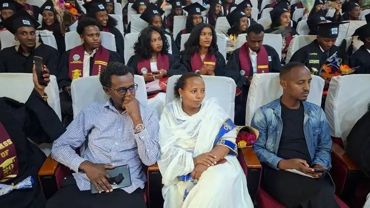 Notice image for  ደብረ ብርሃን ፖሊ ቴክኒክ ኮሌጅ  ከ1 ሺህ 1መቶ በላይ ተማሪዎች አስመረቀ።  ደብረ ብርሃን፤ሀምሌ 12/2018(ደብመኮ):-አንጋፋው የደብረ ብርሃን ፖሊ ቴክኒክ ኮሌጅ በመደበኛው እና በማታው መርሐ ግብር  በ5 የትምህርት መስኮች ከደረጃ 2 እስከ ደረጃ 5 ያሰለጠናቸውን 1ሺህ 196 አሰልጣኞች አስመርቋል።  በመርሐ ግብሩ ላይ የደብረ ብርሃን ከተማ ተቀዳሚ ከንቲባ የተከበሩ በድሉ ውብሸት፣የደብረ ብርሃን ፖሊቴክኒክ ኮሌጅ  ዋና ዲን አቶ ባሻየ በየነን ጨምሮ የደብረ ብርሃን ከተማና የሰሜን ሸዋ ዞን የሥራ ኃላፊዎች፣የተመራቂ ቤተሰቦች እና ተጋባዥ እንግዶች ተገኝተዋል።  የደብረ ብርሃን ፖሊቴክኒክ ኮሌጅ ዲን አቶ ባሻየ በየነ እንደገለጹት፣ኮሌጁ በ2018 በጀት ዓመት በክልሉ ከሚገኙ ፖሊቴክኒክ ኮሌጆች መካከል ከፍተኛ የሰልጣኞች ቁጥር በማሰልጠን፣ በማስመረቅ እንዲሁም አዳዲስ እሳቤዎችን ተግባራዊ በማድረግ ለአምስት ተከታታይ ዓመታት አንደኛ ደረጃን በመያዝ የላቀ አፈጻጸም ማስመዝገቡን አስታውቀዋል።  ኮሌጁ ያገኘውን ተከታታይ አሸናፊነት ለማስቀጠል የበላይ አመራሮች፣ አስተማሪዎች፣ ሠራተኞች እና አጋር አካላት ላበረከቱት አስተዋጽዖ ምስጋና ያቀረቡ ሲሆን፣የኢንዱስትሪ ኤክስቴንሽን፣ የቴክኖሎጂ ሽግግር፣ አጫጭር ስልጠናዎች፣ የኮኦፕሬቲቭ ስልጠና፣ የማሽን ጥገና እና የካይዘን (Kaizen) አሰራርን በስፋት ተግባራዊ ማድረጉን አንስተዋል።  በ2018 ዓ.ም ኮሌጁ በ7 የሙያ መስኮች ከደረጃ 2 እስከ ደረጃ 5 ያሰለጠናቸውን  1 ሺህ 1 መቶ 96 ሰልጣኞች በድምቀት ማስመረቁን  ገልጸው፣ከተመራቂዎቹ መካከል 6 መቶ 70 የሚሆኑት ወንዶች ሲሆኑ፣ 5 መቶ 26ቱ ደግሞ ሴቶች መሆናቸውን አስታውቀዋል።  በተጠናቀቀው የ2018 በጀት ዓመት ኮሌጁ በመደበኛ ስልጠና  5 ሺህ 58 ሰልጣኞችን ለመቀበል አቅዶ 4 ሺህ 370 (86%) ሰልጣኞችን ማሰልጠን መቻሉን፣በአጫጭር ስልጠናዎች ደግሞ  በስራ ፈጠራ (Entrepreneurship) 13 ሺህ 217 ለማሰልጠን አቅዶ 32 ሺህ (235%) እንዲሁም በቴክኒክ ክህሎት 5 ሺህ 400 አቅዶ 17 ሺህ 526 (324%) ዜጎችን በማሰልጠን ወደ ስራ ዓለም  እንዲገቡ መደረጉን አመልክተዋል።