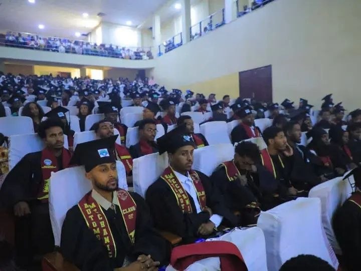 Notice image for  ደብረ ብርሃን ፖሊ ቴክኒክ ኮሌጅ  ከ1 ሺህ 1መቶ በላይ ተማሪዎች አስመረቀ።  ደብረ ብርሃን፤ሀምሌ 12/2018(ደብመኮ):-አንጋፋው የደብረ ብርሃን ፖሊ ቴክኒክ ኮሌጅ በመደበኛው እና በማታው መርሐ ግብር  በ5 የትምህርት መስኮች ከደረጃ 2 እስከ ደረጃ 5 ያሰለጠናቸውን 1ሺህ 196 አሰልጣኞች አስመርቋል።  በመርሐ ግብሩ ላይ የደብረ ብርሃን ከተማ ተቀዳሚ ከንቲባ የተከበሩ በድሉ ውብሸት፣የደብረ ብርሃን ፖሊቴክኒክ ኮሌጅ  ዋና ዲን አቶ ባሻየ በየነን ጨምሮ የደብረ ብርሃን ከተማና የሰሜን ሸዋ ዞን የሥራ ኃላፊዎች፣የተመራቂ ቤተሰቦች እና ተጋባዥ እንግዶች ተገኝተዋል።  የደብረ ብርሃን ፖሊቴክኒክ ኮሌጅ ዲን አቶ ባሻየ በየነ እንደገለጹት፣ኮሌጁ በ2018 በጀት ዓመት በክልሉ ከሚገኙ ፖሊቴክኒክ ኮሌጆች መካከል ከፍተኛ የሰልጣኞች ቁጥር በማሰልጠን፣ በማስመረቅ እንዲሁም አዳዲስ እሳቤዎችን ተግባራዊ በማድረግ ለአምስት ተከታታይ ዓመታት አንደኛ ደረጃን በመያዝ የላቀ አፈጻጸም ማስመዝገቡን አስታውቀዋል።  ኮሌጁ ያገኘውን ተከታታይ አሸናፊነት ለማስቀጠል የበላይ አመራሮች፣ አስተማሪዎች፣ ሠራተኞች እና አጋር አካላት ላበረከቱት አስተዋጽዖ ምስጋና ያቀረቡ ሲሆን፣የኢንዱስትሪ ኤክስቴንሽን፣ የቴክኖሎጂ ሽግግር፣ አጫጭር ስልጠናዎች፣ የኮኦፕሬቲቭ ስልጠና፣ የማሽን ጥገና እና የካይዘን (Kaizen) አሰራርን በስፋት ተግባራዊ ማድረጉን አንስተዋል።  በ2018 ዓ.ም ኮሌጁ በ7 የሙያ መስኮች ከደረጃ 2 እስከ ደረጃ 5 ያሰለጠናቸውን  1 ሺህ 1 መቶ 96 ሰልጣኞች በድምቀት ማስመረቁን  ገልጸው፣ከተመራቂዎቹ መካከል 6 መቶ 70 የሚሆኑት ወንዶች ሲሆኑ፣ 5 መቶ 26ቱ ደግሞ ሴቶች መሆናቸውን አስታውቀዋል።  በተጠናቀቀው የ2018 በጀት ዓመት ኮሌጁ በመደበኛ ስልጠና  5 ሺህ 58 ሰልጣኞችን ለመቀበል አቅዶ 4 ሺህ 370 (86%) ሰልጣኞችን ማሰልጠን መቻሉን፣በአጫጭር ስልጠናዎች ደግሞ  በስራ ፈጠራ (Entrepreneurship) 13 ሺህ 217 ለማሰልጠን አቅዶ 32 ሺህ (235%) እንዲሁም በቴክኒክ ክህሎት 5 ሺህ 400 አቅዶ 17 ሺህ 526 (324%) ዜጎችን በማሰልጠን ወደ ስራ ዓለም  እንዲገቡ መደረጉን አመልክተዋል።