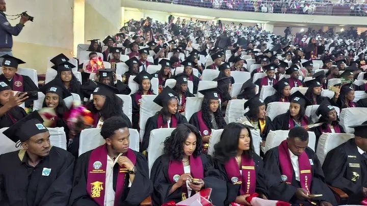 Notice image for  ደብረ ብርሃን ፖሊ ቴክኒክ ኮሌጅ  ከ1 ሺህ 1መቶ በላይ ተማሪዎች አስመረቀ።  ደብረ ብርሃን፤ሀምሌ 12/2018(ደብመኮ):-አንጋፋው የደብረ ብርሃን ፖሊ ቴክኒክ ኮሌጅ በመደበኛው እና በማታው መርሐ ግብር  በ5 የትምህርት መስኮች ከደረጃ 2 እስከ ደረጃ 5 ያሰለጠናቸውን 1ሺህ 196 አሰልጣኞች አስመርቋል።  በመርሐ ግብሩ ላይ የደብረ ብርሃን ከተማ ተቀዳሚ ከንቲባ የተከበሩ በድሉ ውብሸት፣የደብረ ብርሃን ፖሊቴክኒክ ኮሌጅ  ዋና ዲን አቶ ባሻየ በየነን ጨምሮ የደብረ ብርሃን ከተማና የሰሜን ሸዋ ዞን የሥራ ኃላፊዎች፣የተመራቂ ቤተሰቦች እና ተጋባዥ እንግዶች ተገኝተዋል።  የደብረ ብርሃን ፖሊቴክኒክ ኮሌጅ ዲን አቶ ባሻየ በየነ እንደገለጹት፣ኮሌጁ በ2018 በጀት ዓመት በክልሉ ከሚገኙ ፖሊቴክኒክ ኮሌጆች መካከል ከፍተኛ የሰልጣኞች ቁጥር በማሰልጠን፣ በማስመረቅ እንዲሁም አዳዲስ እሳቤዎችን ተግባራዊ በማድረግ ለአምስት ተከታታይ ዓመታት አንደኛ ደረጃን በመያዝ የላቀ አፈጻጸም ማስመዝገቡን አስታውቀዋል።  ኮሌጁ ያገኘውን ተከታታይ አሸናፊነት ለማስቀጠል የበላይ አመራሮች፣ አስተማሪዎች፣ ሠራተኞች እና አጋር አካላት ላበረከቱት አስተዋጽዖ ምስጋና ያቀረቡ ሲሆን፣የኢንዱስትሪ ኤክስቴንሽን፣ የቴክኖሎጂ ሽግግር፣ አጫጭር ስልጠናዎች፣ የኮኦፕሬቲቭ ስልጠና፣ የማሽን ጥገና እና የካይዘን (Kaizen) አሰራርን በስፋት ተግባራዊ ማድረጉን አንስተዋል።  በ2018 ዓ.ም ኮሌጁ በ7 የሙያ መስኮች ከደረጃ 2 እስከ ደረጃ 5 ያሰለጠናቸውን  1 ሺህ 1 መቶ 96 ሰልጣኞች በድምቀት ማስመረቁን  ገልጸው፣ከተመራቂዎቹ መካከል 6 መቶ 70 የሚሆኑት ወንዶች ሲሆኑ፣ 5 መቶ 26ቱ ደግሞ ሴቶች መሆናቸውን አስታውቀዋል።  በተጠናቀቀው የ2018 በጀት ዓመት ኮሌጁ በመደበኛ ስልጠና  5 ሺህ 58 ሰልጣኞችን ለመቀበል አቅዶ 4 ሺህ 370 (86%) ሰልጣኞችን ማሰልጠን መቻሉን፣በአጫጭር ስልጠናዎች ደግሞ  በስራ ፈጠራ (Entrepreneurship) 13 ሺህ 217 ለማሰልጠን አቅዶ 32 ሺህ (235%) እንዲሁም በቴክኒክ ክህሎት 5 ሺህ 400 አቅዶ 17 ሺህ 526 (324%) ዜጎችን በማሰልጠን ወደ ስራ ዓለም  እንዲገቡ መደረጉን አመልክተዋል።