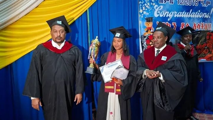 Notice image for  ደብረ ብርሃን ፖሊ ቴክኒክ ኮሌጅ  ከ1 ሺህ 1መቶ በላይ ተማሪዎች አስመረቀ።  ደብረ ብርሃን፤ሀምሌ 12/2018(ደብመኮ):-አንጋፋው የደብረ ብርሃን ፖሊ ቴክኒክ ኮሌጅ በመደበኛው እና በማታው መርሐ ግብር  በ5 የትምህርት መስኮች ከደረጃ 2 እስከ ደረጃ 5 ያሰለጠናቸውን 1ሺህ 196 አሰልጣኞች አስመርቋል።  በመርሐ ግብሩ ላይ የደብረ ብርሃን ከተማ ተቀዳሚ ከንቲባ የተከበሩ በድሉ ውብሸት፣የደብረ ብርሃን ፖሊቴክኒክ ኮሌጅ  ዋና ዲን አቶ ባሻየ በየነን ጨምሮ የደብረ ብርሃን ከተማና የሰሜን ሸዋ ዞን የሥራ ኃላፊዎች፣የተመራቂ ቤተሰቦች እና ተጋባዥ እንግዶች ተገኝተዋል።  የደብረ ብርሃን ፖሊቴክኒክ ኮሌጅ ዲን አቶ ባሻየ በየነ እንደገለጹት፣ኮሌጁ በ2018 በጀት ዓመት በክልሉ ከሚገኙ ፖሊቴክኒክ ኮሌጆች መካከል ከፍተኛ የሰልጣኞች ቁጥር በማሰልጠን፣ በማስመረቅ እንዲሁም አዳዲስ እሳቤዎችን ተግባራዊ በማድረግ ለአምስት ተከታታይ ዓመታት አንደኛ ደረጃን በመያዝ የላቀ አፈጻጸም ማስመዝገቡን አስታውቀዋል።  ኮሌጁ ያገኘውን ተከታታይ አሸናፊነት ለማስቀጠል የበላይ አመራሮች፣ አስተማሪዎች፣ ሠራተኞች እና አጋር አካላት ላበረከቱት አስተዋጽዖ ምስጋና ያቀረቡ ሲሆን፣የኢንዱስትሪ ኤክስቴንሽን፣ የቴክኖሎጂ ሽግግር፣ አጫጭር ስልጠናዎች፣ የኮኦፕሬቲቭ ስልጠና፣ የማሽን ጥገና እና የካይዘን (Kaizen) አሰራርን በስፋት ተግባራዊ ማድረጉን አንስተዋል።  በ2018 ዓ.ም ኮሌጁ በ7 የሙያ መስኮች ከደረጃ 2 እስከ ደረጃ 5 ያሰለጠናቸውን  1 ሺህ 1 መቶ 96 ሰልጣኞች በድምቀት ማስመረቁን  ገልጸው፣ከተመራቂዎቹ መካከል 6 መቶ 70 የሚሆኑት ወንዶች ሲሆኑ፣ 5 መቶ 26ቱ ደግሞ ሴቶች መሆናቸውን አስታውቀዋል።  በተጠናቀቀው የ2018 በጀት ዓመት ኮሌጁ በመደበኛ ስልጠና  5 ሺህ 58 ሰልጣኞችን ለመቀበል አቅዶ 4 ሺህ 370 (86%) ሰልጣኞችን ማሰልጠን መቻሉን፣በአጫጭር ስልጠናዎች ደግሞ  በስራ ፈጠራ (Entrepreneurship) 13 ሺህ 217 ለማሰልጠን አቅዶ 32 ሺህ (235%) እንዲሁም በቴክኒክ ክህሎት 5 ሺህ 400 አቅዶ 17 ሺህ 526 (324%) ዜጎችን በማሰልጠን ወደ ስራ ዓለም  እንዲገቡ መደረጉን አመልክተዋል።