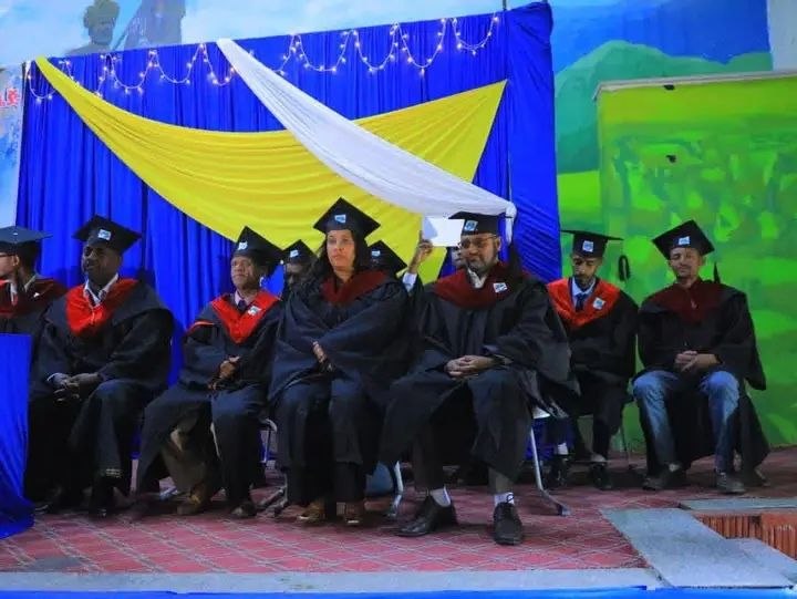 Notice image for  ደብረ ብርሃን ፖሊ ቴክኒክ ኮሌጅ  ከ1 ሺህ 1መቶ በላይ ተማሪዎች አስመረቀ።  ደብረ ብርሃን፤ሀምሌ 12/2018(ደብመኮ):-አንጋፋው የደብረ ብርሃን ፖሊ ቴክኒክ ኮሌጅ በመደበኛው እና በማታው መርሐ ግብር  በ5 የትምህርት መስኮች ከደረጃ 2 እስከ ደረጃ 5 ያሰለጠናቸውን 1ሺህ 196 አሰልጣኞች አስመርቋል።  በመርሐ ግብሩ ላይ የደብረ ብርሃን ከተማ ተቀዳሚ ከንቲባ የተከበሩ በድሉ ውብሸት፣የደብረ ብርሃን ፖሊቴክኒክ ኮሌጅ  ዋና ዲን አቶ ባሻየ በየነን ጨምሮ የደብረ ብርሃን ከተማና የሰሜን ሸዋ ዞን የሥራ ኃላፊዎች፣የተመራቂ ቤተሰቦች እና ተጋባዥ እንግዶች ተገኝተዋል።  የደብረ ብርሃን ፖሊቴክኒክ ኮሌጅ ዲን አቶ ባሻየ በየነ እንደገለጹት፣ኮሌጁ በ2018 በጀት ዓመት በክልሉ ከሚገኙ ፖሊቴክኒክ ኮሌጆች መካከል ከፍተኛ የሰልጣኞች ቁጥር በማሰልጠን፣ በማስመረቅ እንዲሁም አዳዲስ እሳቤዎችን ተግባራዊ በማድረግ ለአምስት ተከታታይ ዓመታት አንደኛ ደረጃን በመያዝ የላቀ አፈጻጸም ማስመዝገቡን አስታውቀዋል።  ኮሌጁ ያገኘውን ተከታታይ አሸናፊነት ለማስቀጠል የበላይ አመራሮች፣ አስተማሪዎች፣ ሠራተኞች እና አጋር አካላት ላበረከቱት አስተዋጽዖ ምስጋና ያቀረቡ ሲሆን፣የኢንዱስትሪ ኤክስቴንሽን፣ የቴክኖሎጂ ሽግግር፣ አጫጭር ስልጠናዎች፣ የኮኦፕሬቲቭ ስልጠና፣ የማሽን ጥገና እና የካይዘን (Kaizen) አሰራርን በስፋት ተግባራዊ ማድረጉን አንስተዋል።  በ2018 ዓ.ም ኮሌጁ በ7 የሙያ መስኮች ከደረጃ 2 እስከ ደረጃ 5 ያሰለጠናቸውን  1 ሺህ 1 መቶ 96 ሰልጣኞች በድምቀት ማስመረቁን  ገልጸው፣ከተመራቂዎቹ መካከል 6 መቶ 70 የሚሆኑት ወንዶች ሲሆኑ፣ 5 መቶ 26ቱ ደግሞ ሴቶች መሆናቸውን አስታውቀዋል።  በተጠናቀቀው የ2018 በጀት ዓመት ኮሌጁ በመደበኛ ስልጠና  5 ሺህ 58 ሰልጣኞችን ለመቀበል አቅዶ 4 ሺህ 370 (86%) ሰልጣኞችን ማሰልጠን መቻሉን፣በአጫጭር ስልጠናዎች ደግሞ  በስራ ፈጠራ (Entrepreneurship) 13 ሺህ 217 ለማሰልጠን አቅዶ 32 ሺህ (235%) እንዲሁም በቴክኒክ ክህሎት 5 ሺህ 400 አቅዶ 17 ሺህ 526 (324%) ዜጎችን በማሰልጠን ወደ ስራ ዓለም  እንዲገቡ መደረጉን አመልክተዋል።