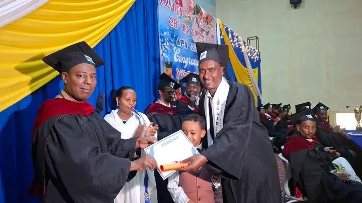 Notice image for  ደብረ ብርሃን ፖሊ ቴክኒክ ኮሌጅ  ከ1 ሺህ 1መቶ በላይ ተማሪዎች አስመረቀ።  ደብረ ብርሃን፤ሀምሌ 12/2018(ደብመኮ):-አንጋፋው የደብረ ብርሃን ፖሊ ቴክኒክ ኮሌጅ በመደበኛው እና በማታው መርሐ ግብር  በ5 የትምህርት መስኮች ከደረጃ 2 እስከ ደረጃ 5 ያሰለጠናቸውን 1ሺህ 196 አሰልጣኞች አስመርቋል።  በመርሐ ግብሩ ላይ የደብረ ብርሃን ከተማ ተቀዳሚ ከንቲባ የተከበሩ በድሉ ውብሸት፣የደብረ ብርሃን ፖሊቴክኒክ ኮሌጅ  ዋና ዲን አቶ ባሻየ በየነን ጨምሮ የደብረ ብርሃን ከተማና የሰሜን ሸዋ ዞን የሥራ ኃላፊዎች፣የተመራቂ ቤተሰቦች እና ተጋባዥ እንግዶች ተገኝተዋል።  የደብረ ብርሃን ፖሊቴክኒክ ኮሌጅ ዲን አቶ ባሻየ በየነ እንደገለጹት፣ኮሌጁ በ2018 በጀት ዓመት በክልሉ ከሚገኙ ፖሊቴክኒክ ኮሌጆች መካከል ከፍተኛ የሰልጣኞች ቁጥር በማሰልጠን፣ በማስመረቅ እንዲሁም አዳዲስ እሳቤዎችን ተግባራዊ በማድረግ ለአምስት ተከታታይ ዓመታት አንደኛ ደረጃን በመያዝ የላቀ አፈጻጸም ማስመዝገቡን አስታውቀዋል።  ኮሌጁ ያገኘውን ተከታታይ አሸናፊነት ለማስቀጠል የበላይ አመራሮች፣ አስተማሪዎች፣ ሠራተኞች እና አጋር አካላት ላበረከቱት አስተዋጽዖ ምስጋና ያቀረቡ ሲሆን፣የኢንዱስትሪ ኤክስቴንሽን፣ የቴክኖሎጂ ሽግግር፣ አጫጭር ስልጠናዎች፣ የኮኦፕሬቲቭ ስልጠና፣ የማሽን ጥገና እና የካይዘን (Kaizen) አሰራርን በስፋት ተግባራዊ ማድረጉን አንስተዋል።  በ2018 ዓ.ም ኮሌጁ በ7 የሙያ መስኮች ከደረጃ 2 እስከ ደረጃ 5 ያሰለጠናቸውን  1 ሺህ 1 መቶ 96 ሰልጣኞች በድምቀት ማስመረቁን  ገልጸው፣ከተመራቂዎቹ መካከል 6 መቶ 70 የሚሆኑት ወንዶች ሲሆኑ፣ 5 መቶ 26ቱ ደግሞ ሴቶች መሆናቸውን አስታውቀዋል።  በተጠናቀቀው የ2018 በጀት ዓመት ኮሌጁ በመደበኛ ስልጠና  5 ሺህ 58 ሰልጣኞችን ለመቀበል አቅዶ 4 ሺህ 370 (86%) ሰልጣኞችን ማሰልጠን መቻሉን፣በአጫጭር ስልጠናዎች ደግሞ  በስራ ፈጠራ (Entrepreneurship) 13 ሺህ 217 ለማሰልጠን አቅዶ 32 ሺህ (235%) እንዲሁም በቴክኒክ ክህሎት 5 ሺህ 400 አቅዶ 17 ሺህ 526 (324%) ዜጎችን በማሰልጠን ወደ ስራ ዓለም  እንዲገቡ መደረጉን አመልክተዋል።