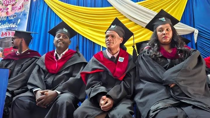 Notice image for  ደብረ ብርሃን ፖሊ ቴክኒክ ኮሌጅ  ከ1 ሺህ 1መቶ በላይ ተማሪዎች አስመረቀ።  ደብረ ብርሃን፤ሀምሌ 12/2018(ደብመኮ):-አንጋፋው የደብረ ብርሃን ፖሊ ቴክኒክ ኮሌጅ በመደበኛው እና በማታው መርሐ ግብር  በ5 የትምህርት መስኮች ከደረጃ 2 እስከ ደረጃ 5 ያሰለጠናቸውን 1ሺህ 196 አሰልጣኞች አስመርቋል።  በመርሐ ግብሩ ላይ የደብረ ብርሃን ከተማ ተቀዳሚ ከንቲባ የተከበሩ በድሉ ውብሸት፣የደብረ ብርሃን ፖሊቴክኒክ ኮሌጅ  ዋና ዲን አቶ ባሻየ በየነን ጨምሮ የደብረ ብርሃን ከተማና የሰሜን ሸዋ ዞን የሥራ ኃላፊዎች፣የተመራቂ ቤተሰቦች እና ተጋባዥ እንግዶች ተገኝተዋል።  የደብረ ብርሃን ፖሊቴክኒክ ኮሌጅ ዲን አቶ ባሻየ በየነ እንደገለጹት፣ኮሌጁ በ2018 በጀት ዓመት በክልሉ ከሚገኙ ፖሊቴክኒክ ኮሌጆች መካከል ከፍተኛ የሰልጣኞች ቁጥር በማሰልጠን፣ በማስመረቅ እንዲሁም አዳዲስ እሳቤዎችን ተግባራዊ በማድረግ ለአምስት ተከታታይ ዓመታት አንደኛ ደረጃን በመያዝ የላቀ አፈጻጸም ማስመዝገቡን አስታውቀዋል።  ኮሌጁ ያገኘውን ተከታታይ አሸናፊነት ለማስቀጠል የበላይ አመራሮች፣ አስተማሪዎች፣ ሠራተኞች እና አጋር አካላት ላበረከቱት አስተዋጽዖ ምስጋና ያቀረቡ ሲሆን፣የኢንዱስትሪ ኤክስቴንሽን፣ የቴክኖሎጂ ሽግግር፣ አጫጭር ስልጠናዎች፣ የኮኦፕሬቲቭ ስልጠና፣ የማሽን ጥገና እና የካይዘን (Kaizen) አሰራርን በስፋት ተግባራዊ ማድረጉን አንስተዋል።  በ2018 ዓ.ም ኮሌጁ በ7 የሙያ መስኮች ከደረጃ 2 እስከ ደረጃ 5 ያሰለጠናቸውን  1 ሺህ 1 መቶ 96 ሰልጣኞች በድምቀት ማስመረቁን  ገልጸው፣ከተመራቂዎቹ መካከል 6 መቶ 70 የሚሆኑት ወንዶች ሲሆኑ፣ 5 መቶ 26ቱ ደግሞ ሴቶች መሆናቸውን አስታውቀዋል።  በተጠናቀቀው የ2018 በጀት ዓመት ኮሌጁ በመደበኛ ስልጠና  5 ሺህ 58 ሰልጣኞችን ለመቀበል አቅዶ 4 ሺህ 370 (86%) ሰልጣኞችን ማሰልጠን መቻሉን፣በአጫጭር ስልጠናዎች ደግሞ  በስራ ፈጠራ (Entrepreneurship) 13 ሺህ 217 ለማሰልጠን አቅዶ 32 ሺህ (235%) እንዲሁም በቴክኒክ ክህሎት 5 ሺህ 400 አቅዶ 17 ሺህ 526 (324%) ዜጎችን በማሰልጠን ወደ ስራ ዓለም  እንዲገቡ መደረጉን አመልክተዋል።