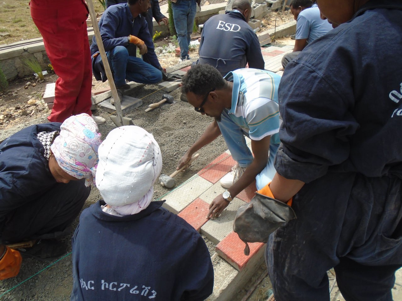 Notice image for  የደብረ ብርሃን ፖሊ ቴክኒክ ኮሌጅ የቴራዞን ማምረቻ ቴክኖሎጁ በኮሌጁ መምህራን ተሰርቶ ቴራዞን በማምረት በቅጥር ግቢዉ ዉስጥ እያነጠፈ ይገኛል