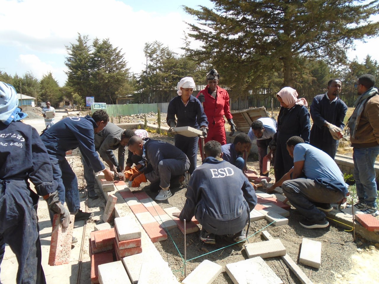 Notice image for  የደብረ ብርሃን ፖሊ ቴክኒክ ኮሌጅ የቴራዞን ማምረቻ ቴክኖሎጁ በኮሌጁ መምህራን ተሰርቶ ቴራዞን በማምረት በቅጥር ግቢዉ ዉስጥ እያነጠፈ ይገኛል