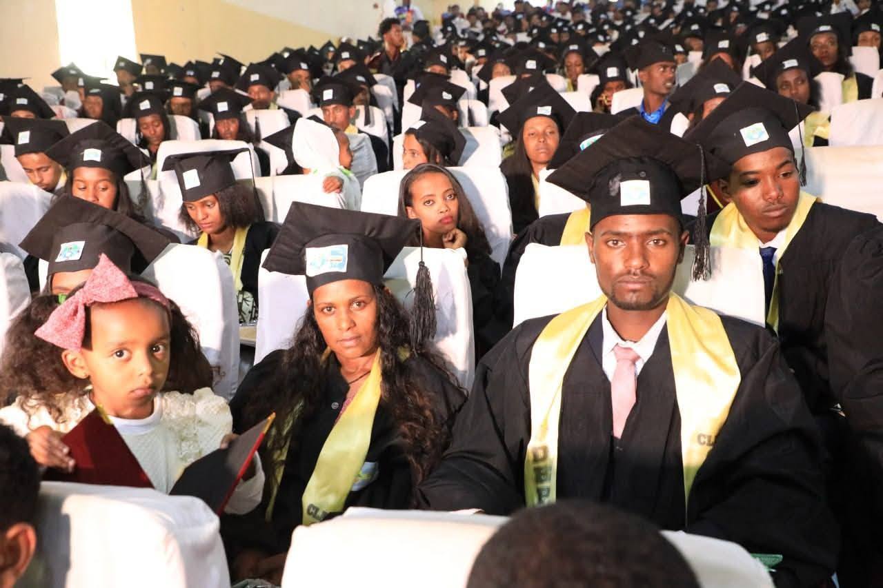 የደብረ ብርሃን ፖሊ ቴክኒክ ኮልጅ በ7 የሙያ ዘርፎች ያሰለጠናቸውን 6 መቶ 33 ተማሪዎች እያስመሰቀ ነው።