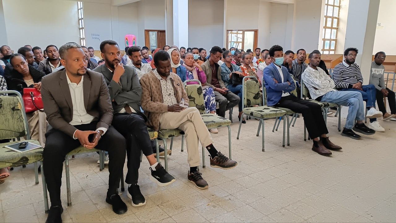 የአሰልጣኞች ሥልጠና ተጀመረ! በብቃት ለወጣቶች የሥራ ላይ ልምምድ ፕሮጀክት ለሚሳተፉ ወጣቶች ሥልጠና የሚሰጡ ከ90 የሚሆኑ አሰልጣኝ መምህራን የአሰልጣኞች ሥልጠናቸውን በደብረ ብርሃን ፖሊ ቴክኒክ ኮሌጅ ጀምረዋል። ሥልጠናው ለ8 ቀናት የሚቆይ ሲሆን፣ በቀጣይ 1,420 ወጣቶች ለ6 ወራት በተለያዩ የሥራ ተቋማት የሥራ ላይ ልምምድ እንዲያገኙ ያግዛል።  ዓላማው፦ ወጣቶችን በክህሎት በማብቃት ወደ ቋሚ የሥራ ዕድል ማስገባት! ደብረ ብርሃን ፖሊ ቴክኒክ ኮሌጅ  መስከረም 19 ቀን 2019 ዓ.ም #ብቃትለወጣቶች #የሥራላይልምምድ #የወጣቶችሥራዕድል #ደብረብርሃንፖሊቴክኒክኮሌጅ