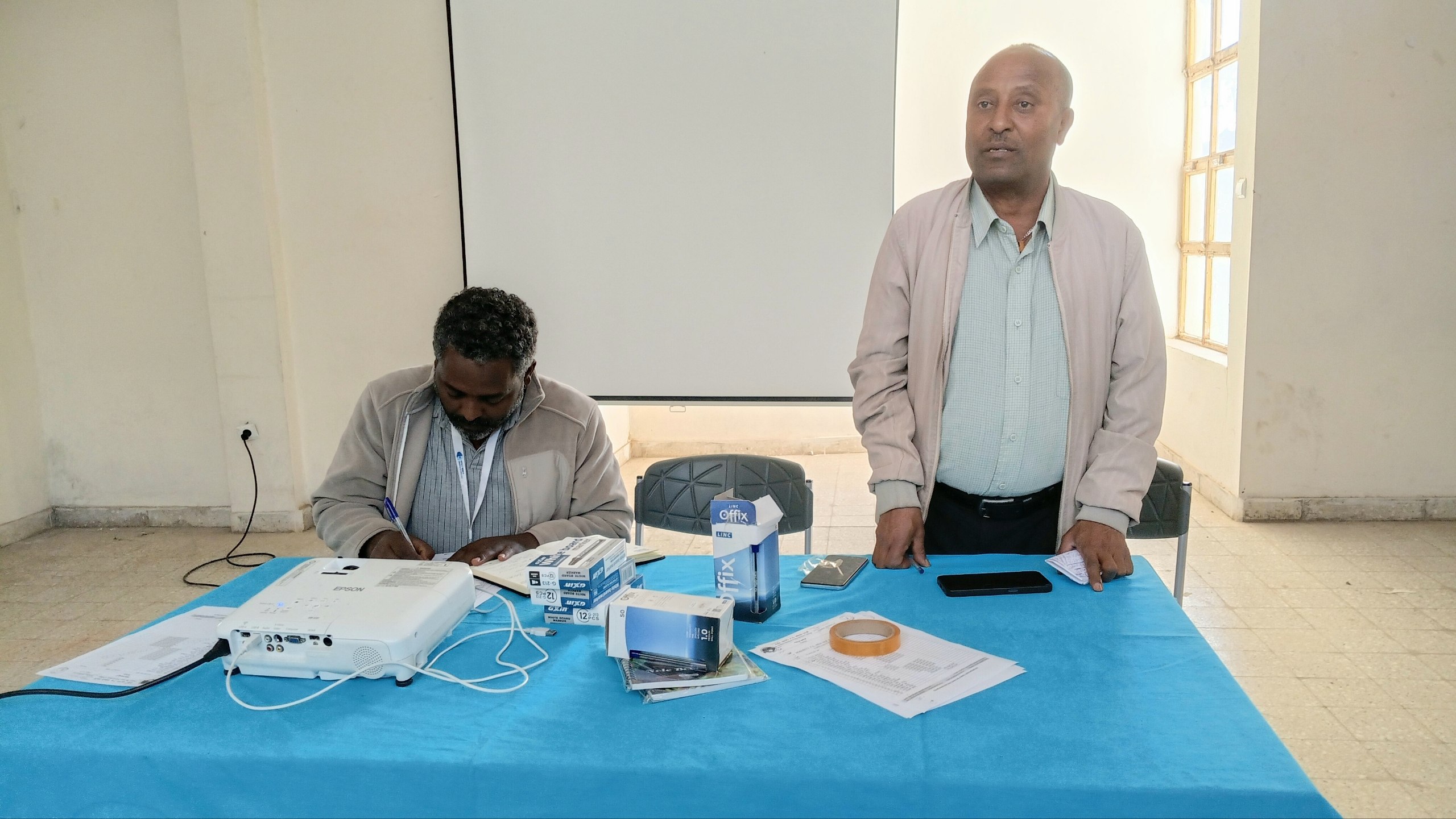 Notice image for  የአሰልጣኞች ሥልጠና ተጀመረ! በብቃት ለወጣቶች የሥራ ላይ ልምምድ ፕሮጀክት ለሚሳተፉ ወጣቶች ሥልጠና የሚሰጡ ከ90 የሚሆኑ አሰልጣኝ መምህራን የአሰልጣኞች ሥልጠናቸውን በደብረ ብርሃን ፖሊ ቴክኒክ ኮሌጅ ጀምረዋል። ሥልጠናው ለ8 ቀናት የሚቆይ ሲሆን፣ በቀጣይ 1,420 ወጣቶች ለ6 ወራት በተለያዩ የሥራ ተቋማት የሥራ ላይ ልምምድ እንዲያገኙ ያግዛል።  ዓላማው፦ ወጣቶችን በክህሎት በማብቃት ወደ ቋሚ የሥራ ዕድል ማስገባት! ደብረ ብርሃን ፖሊ ቴክኒክ ኮሌጅ  መስከረም 19 ቀን 2019 ዓ.ም #ብቃትለወጣቶች #የሥራላይልምምድ #የወጣቶችሥራዕድል #ደብረብርሃንፖሊቴክኒክኮሌጅ