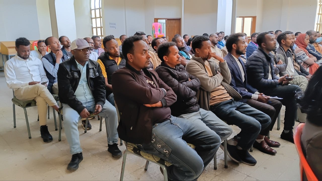 Notice image for  የአሰልጣኞች ሥልጠና ተጀመረ! በብቃት ለወጣቶች የሥራ ላይ ልምምድ ፕሮጀክት ለሚሳተፉ ወጣቶች ሥልጠና የሚሰጡ ከ90 የሚሆኑ አሰልጣኝ መምህራን የአሰልጣኞች ሥልጠናቸውን በደብረ ብርሃን ፖሊ ቴክኒክ ኮሌጅ ጀምረዋል። ሥልጠናው ለ8 ቀናት የሚቆይ ሲሆን፣ በቀጣይ 1,420 ወጣቶች ለ6 ወራት በተለያዩ የሥራ ተቋማት የሥራ ላይ ልምምድ እንዲያገኙ ያግዛል።  ዓላማው፦ ወጣቶችን በክህሎት በማብቃት ወደ ቋሚ የሥራ ዕድል ማስገባት! ደብረ ብርሃን ፖሊ ቴክኒክ ኮሌጅ  መስከረም 19 ቀን 2019 ዓ.ም #ብቃትለወጣቶች #የሥራላይልምምድ #የወጣቶችሥራዕድል #ደብረብርሃንፖሊቴክኒክኮሌጅ