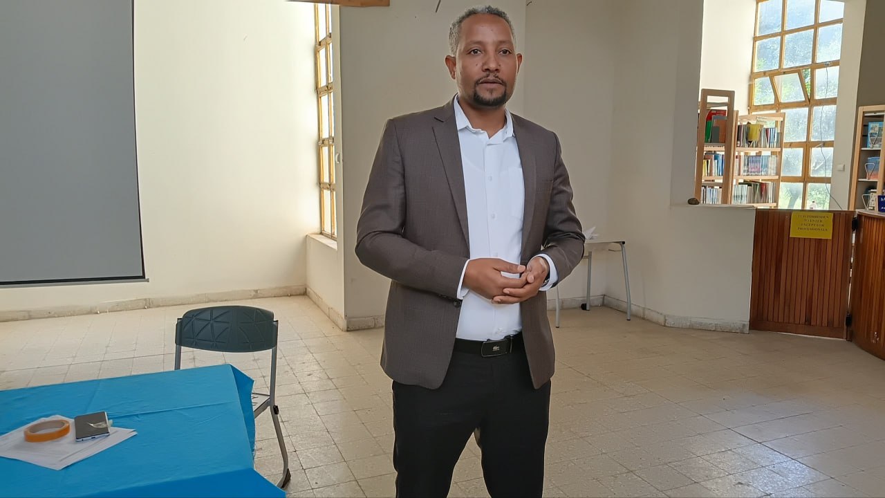 Notice image for  የአሰልጣኞች ሥልጠና ተጀመረ! በብቃት ለወጣቶች የሥራ ላይ ልምምድ ፕሮጀክት ለሚሳተፉ ወጣቶች ሥልጠና የሚሰጡ ከ90 የሚሆኑ አሰልጣኝ መምህራን የአሰልጣኞች ሥልጠናቸውን በደብረ ብርሃን ፖሊ ቴክኒክ ኮሌጅ ጀምረዋል። ሥልጠናው ለ8 ቀናት የሚቆይ ሲሆን፣ በቀጣይ 1,420 ወጣቶች ለ6 ወራት በተለያዩ የሥራ ተቋማት የሥራ ላይ ልምምድ እንዲያገኙ ያግዛል።  ዓላማው፦ ወጣቶችን በክህሎት በማብቃት ወደ ቋሚ የሥራ ዕድል ማስገባት! ደብረ ብርሃን ፖሊ ቴክኒክ ኮሌጅ  መስከረም 19 ቀን 2019 ዓ.ም #ብቃትለወጣቶች #የሥራላይልምምድ #የወጣቶችሥራዕድል #ደብረብርሃንፖሊቴክኒክኮሌጅ