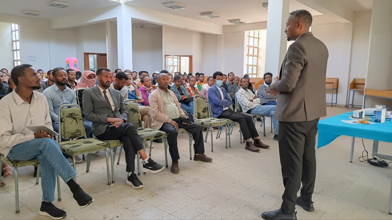 Notice image for  የአሰልጣኞች ሥልጠና ተጀመረ! በብቃት ለወጣቶች የሥራ ላይ ልምምድ ፕሮጀክት ለሚሳተፉ ወጣቶች ሥልጠና የሚሰጡ ከ90 የሚሆኑ አሰልጣኝ መምህራን የአሰልጣኞች ሥልጠናቸውን በደብረ ብርሃን ፖሊ ቴክኒክ ኮሌጅ ጀምረዋል። ሥልጠናው ለ8 ቀናት የሚቆይ ሲሆን፣ በቀጣይ 1,420 ወጣቶች ለ6 ወራት በተለያዩ የሥራ ተቋማት የሥራ ላይ ልምምድ እንዲያገኙ ያግዛል።  ዓላማው፦ ወጣቶችን በክህሎት በማብቃት ወደ ቋሚ የሥራ ዕድል ማስገባት! ደብረ ብርሃን ፖሊ ቴክኒክ ኮሌጅ  መስከረም 19 ቀን 2019 ዓ.ም #ብቃትለወጣቶች #የሥራላይልምምድ #የወጣቶችሥራዕድል #ደብረብርሃንፖሊቴክኒክኮሌጅ