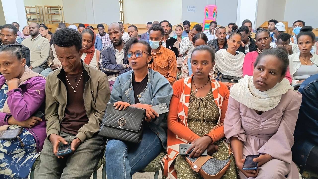 Notice image for  የአሰልጣኞች ሥልጠና ተጀመረ! በብቃት ለወጣቶች የሥራ ላይ ልምምድ ፕሮጀክት ለሚሳተፉ ወጣቶች ሥልጠና የሚሰጡ ከ90 የሚሆኑ አሰልጣኝ መምህራን የአሰልጣኞች ሥልጠናቸውን በደብረ ብርሃን ፖሊ ቴክኒክ ኮሌጅ ጀምረዋል። ሥልጠናው ለ8 ቀናት የሚቆይ ሲሆን፣ በቀጣይ 1,420 ወጣቶች ለ6 ወራት በተለያዩ የሥራ ተቋማት የሥራ ላይ ልምምድ እንዲያገኙ ያግዛል።  ዓላማው፦ ወጣቶችን በክህሎት በማብቃት ወደ ቋሚ የሥራ ዕድል ማስገባት! ደብረ ብርሃን ፖሊ ቴክኒክ ኮሌጅ  መስከረም 19 ቀን 2019 ዓ.ም #ብቃትለወጣቶች #የሥራላይልምምድ #የወጣቶችሥራዕድል #ደብረብርሃንፖሊቴክኒክኮሌጅ