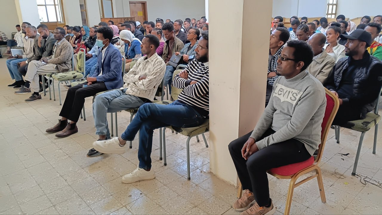 Notice image for  የአሰልጣኞች ሥልጠና ተጀመረ! በብቃት ለወጣቶች የሥራ ላይ ልምምድ ፕሮጀክት ለሚሳተፉ ወጣቶች ሥልጠና የሚሰጡ ከ90 የሚሆኑ አሰልጣኝ መምህራን የአሰልጣኞች ሥልጠናቸውን በደብረ ብርሃን ፖሊ ቴክኒክ ኮሌጅ ጀምረዋል። ሥልጠናው ለ8 ቀናት የሚቆይ ሲሆን፣ በቀጣይ 1,420 ወጣቶች ለ6 ወራት በተለያዩ የሥራ ተቋማት የሥራ ላይ ልምምድ እንዲያገኙ ያግዛል።  ዓላማው፦ ወጣቶችን በክህሎት በማብቃት ወደ ቋሚ የሥራ ዕድል ማስገባት! ደብረ ብርሃን ፖሊ ቴክኒክ ኮሌጅ  መስከረም 19 ቀን 2019 ዓ.ም #ብቃትለወጣቶች #የሥራላይልምምድ #የወጣቶችሥራዕድል #ደብረብርሃንፖሊቴክኒክኮሌጅ